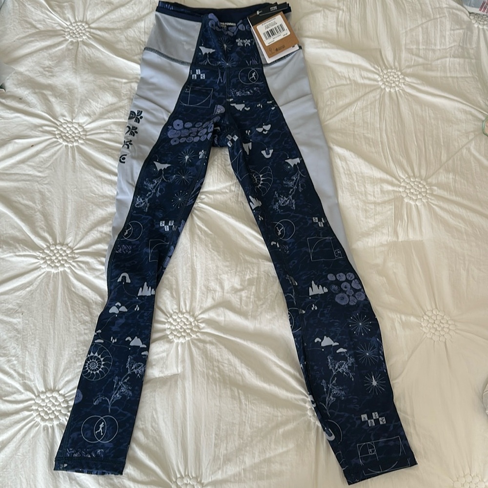 NWT NORTH FACE Trailwear leggings. Wms. XS. Lots of Pockets. Sturdy fabric.